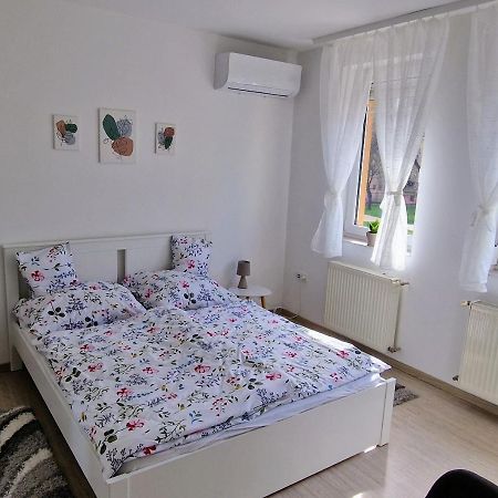 Cili Apartman Eger Apartment Екстериор снимка